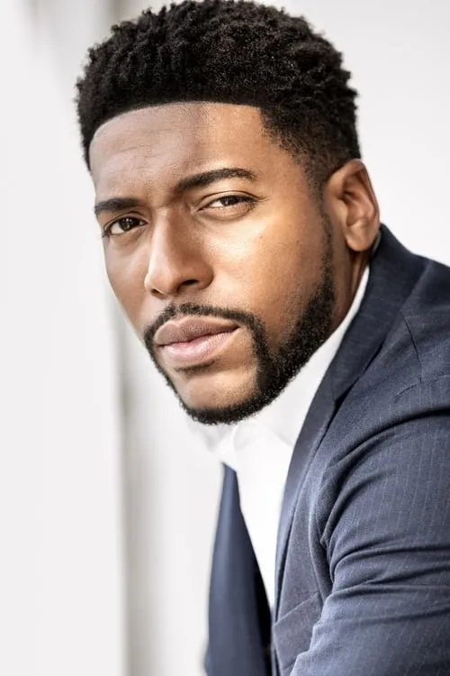 Jocko Sims interpretando a Julius