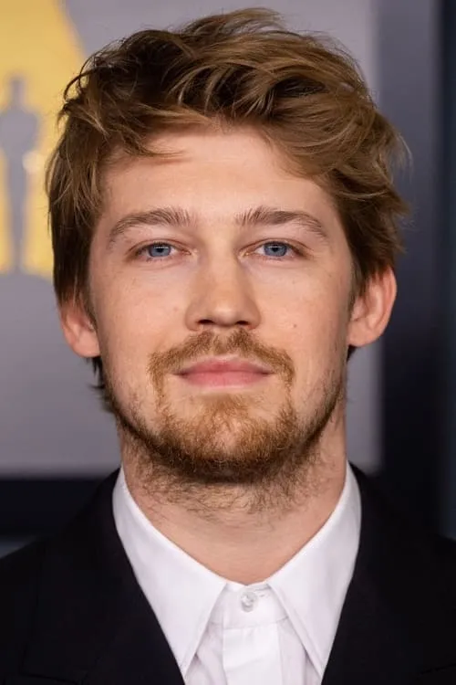 Joe Alwyn interpretando a Self