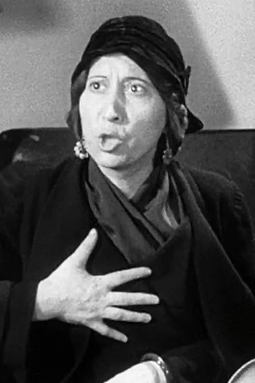 Inez Palange interpretando a Mama Gambini (as Ines Palange)