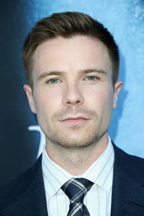 Joe Dempsie interpretando a 