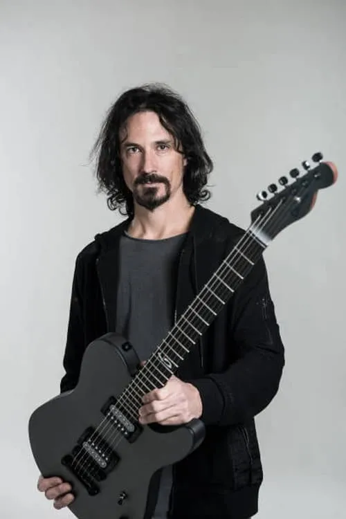 Joe Duplantier interpretando a Vocals, Rhythm Guitar