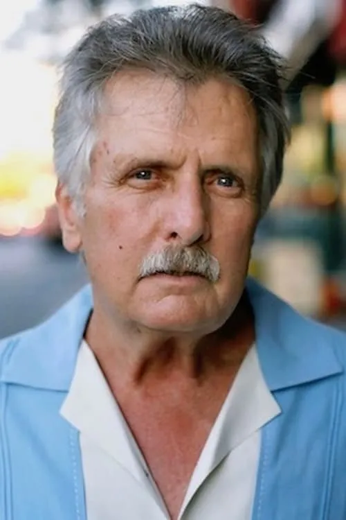 Joe Estevez interpretando a Chief O'Rielly