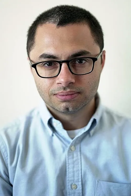 Joe Mande interpretando a Self