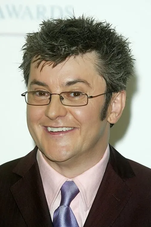 Joe Pasquale interpretando a Self