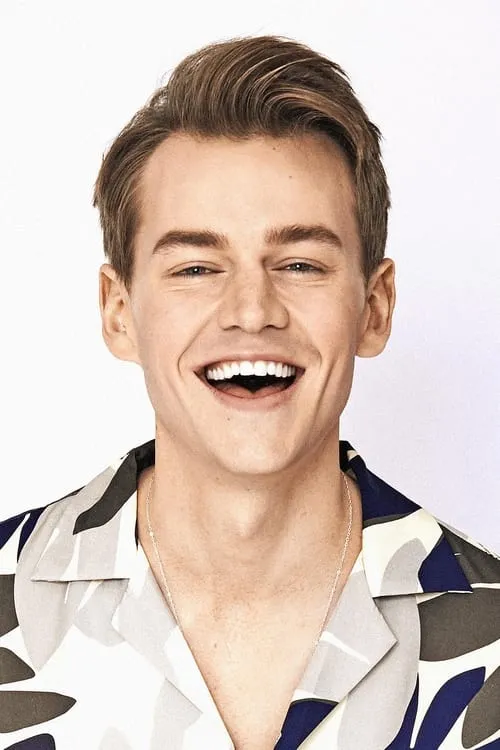 Joel Creasey interpretando a Himself