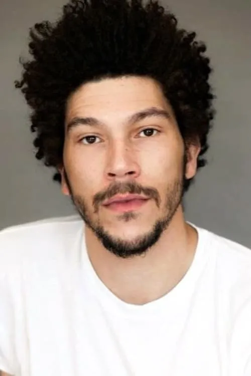 Joel Fry interpretando a Charlie Mancini