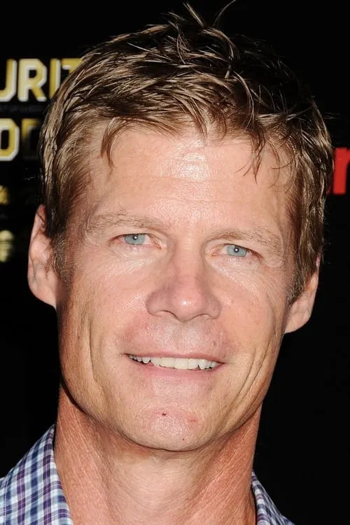 Joel Gretsch interpretando a Pastor Adler