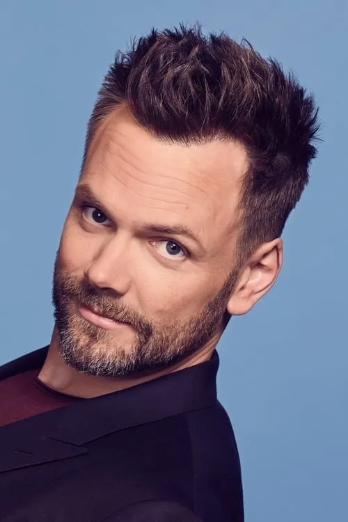 Joel McHale interpretando a Narrator