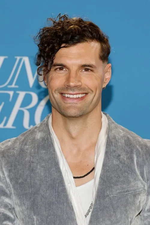 Joel Smallbone interpretando a Himself