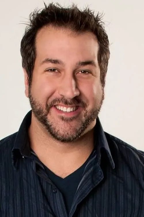 Joey Fatone interpretando a Brady