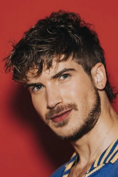 Joey Graceffa interpretando a Ian