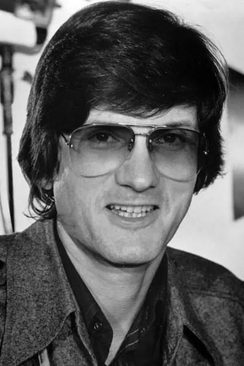 John Badham interpretando a Self - Director / Associate Producer