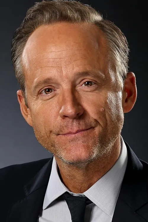 John Benjamin Hickey interpretando a Self