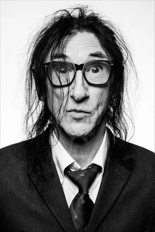 John Cooper Clarke interpretando a Self