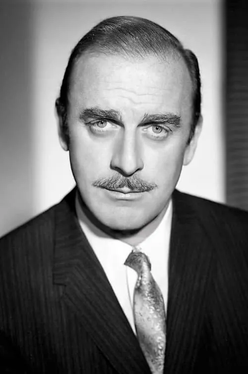 Foto de perfil del actor John Dehner en el reparto