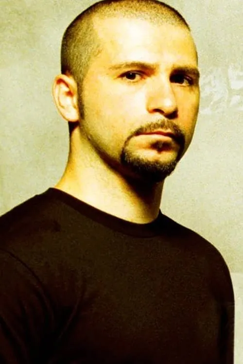 John Dolmayan interpretando a Himself