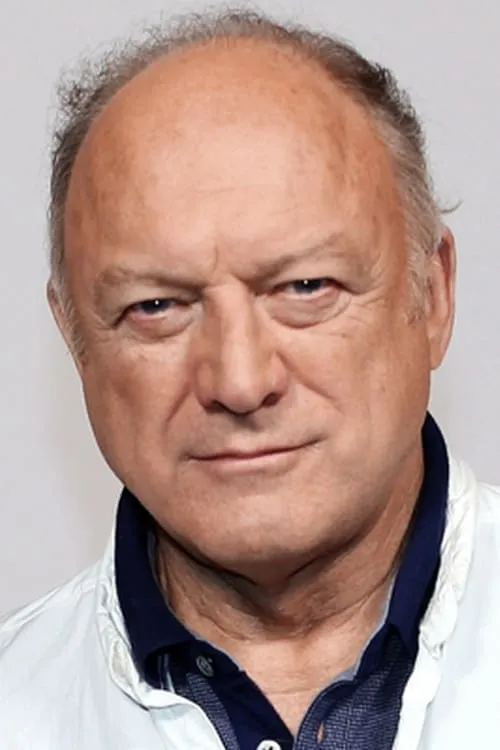 John Doman interpretando a Father Lux