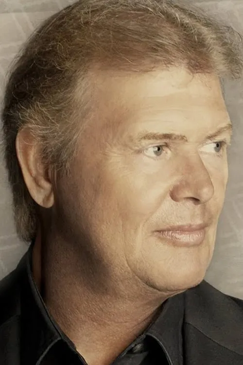 John Farnham en el reparto