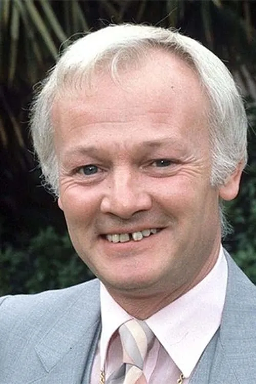 John Inman interpretando a Father Chinwag