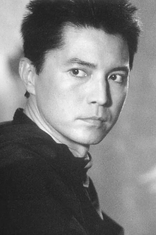 John Lone interpretando a Joey Tai