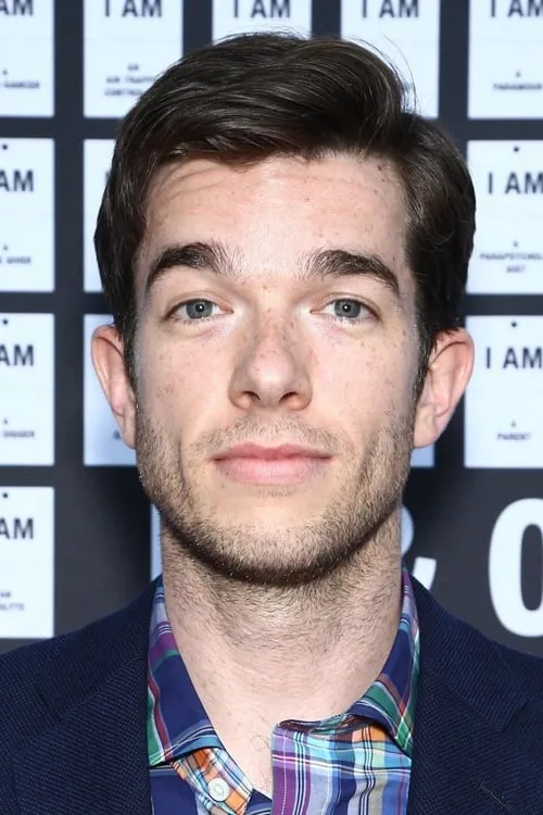 John Mulaney interpretando a Self