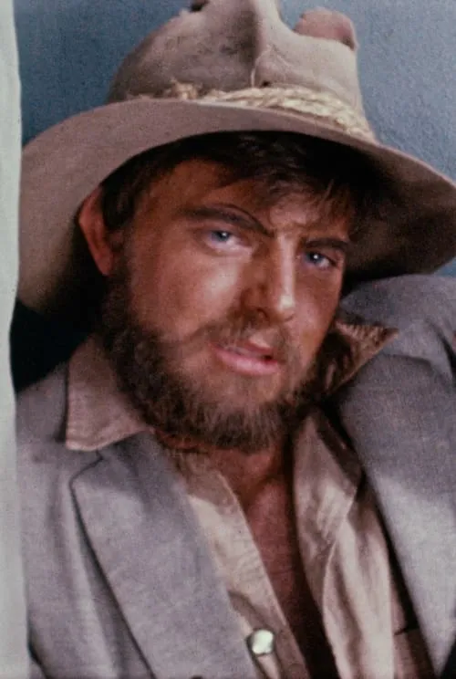 John Reynolds interpretando a Torgo