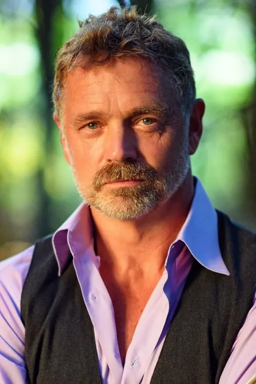 John Schneider en el reparto