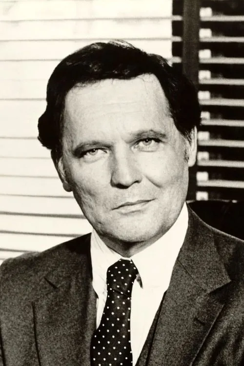 John Vernon interpretando a Alexander Galt