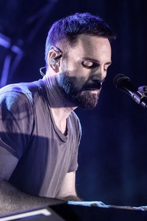 Johnny McDaid interpretando a 