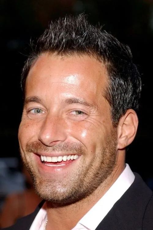 Johnny Messner interpretando a Vickers