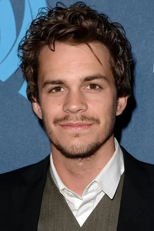 Johnny Simmons interpretando a Andrew Neiman