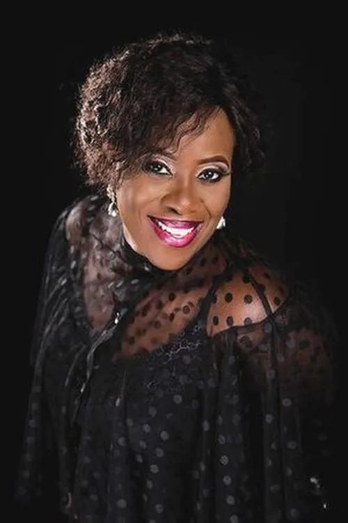 Joke Silva interpretando a Mrs. Okoh