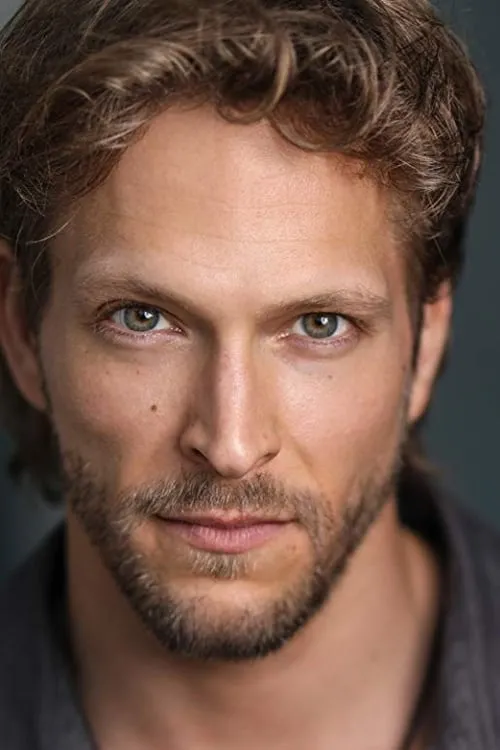 Jon Cor interpretando a Brandon Moore