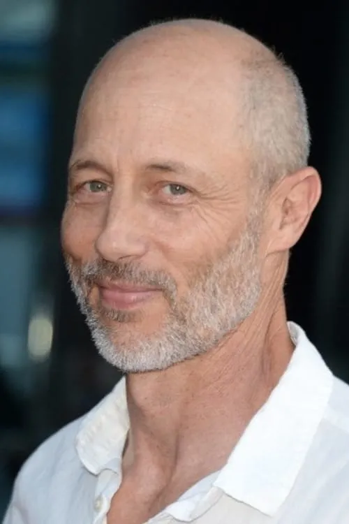 Jon Gries interpretando a Richard Simpkins