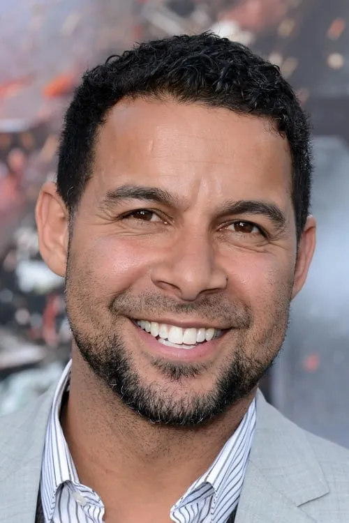 Jon Huertas interpretando a Darius