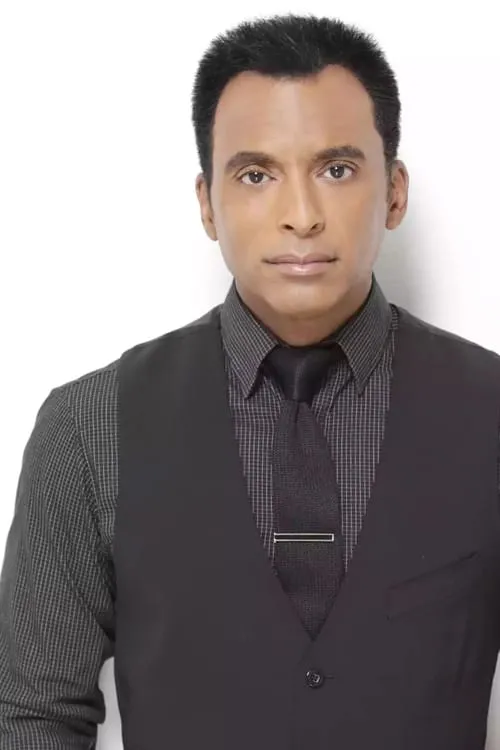 Jon Secada interpretando a Self