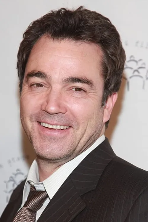 Jon Tenney interpretando a Kevin Sans