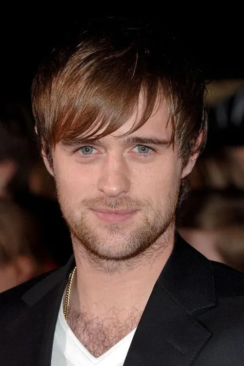 Jonas Armstrong interpretando a Barry Bennell