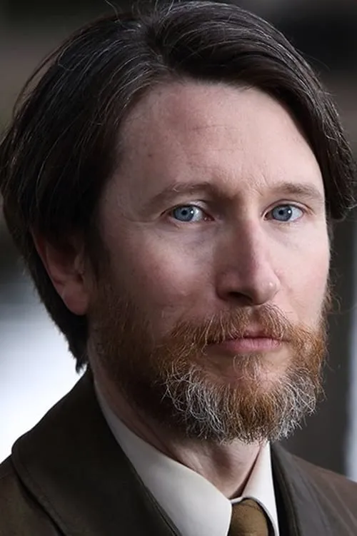 Jonathan Aris interpretando a Mr. Carlyle