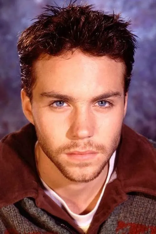 Jonathan Brandis interpretando a Jason