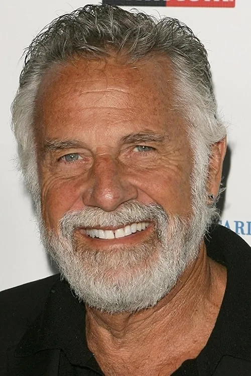 Jonathan Goldsmith interpretando a Alex