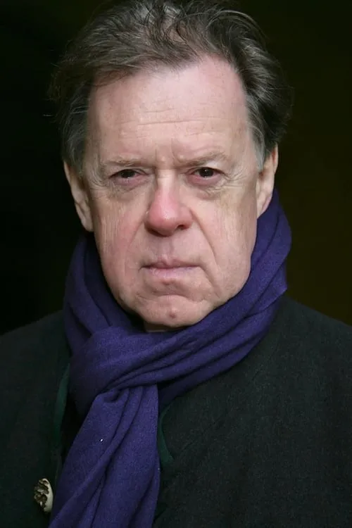 Jonathan Meades interpretando a Self