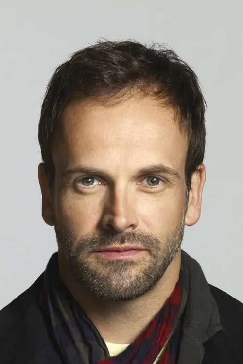 Jonny Lee Miller interpretando a 2nd Lt. Billy Prior