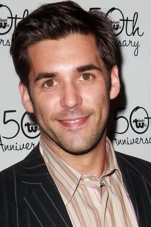 Jordan Bridges interpretando a Adam