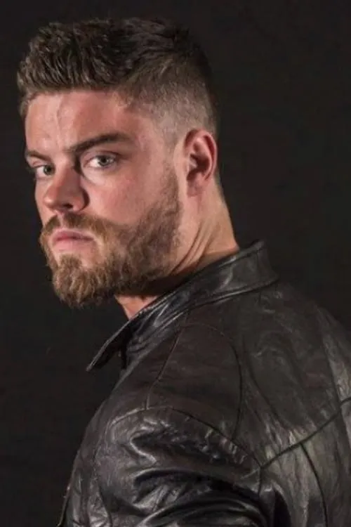 Jordan Devlin interpretando a Himself