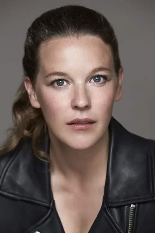 Josefin Neldén interpretando a Anna-Karin (voice)