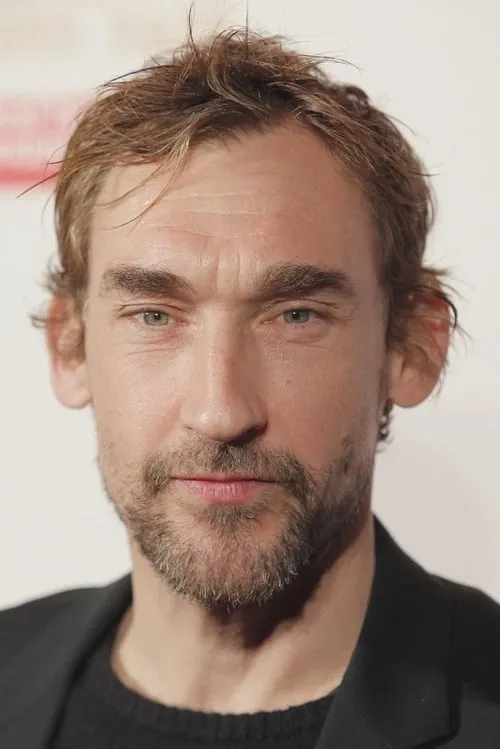 Joseph Mawle interpretando a Max Serloom