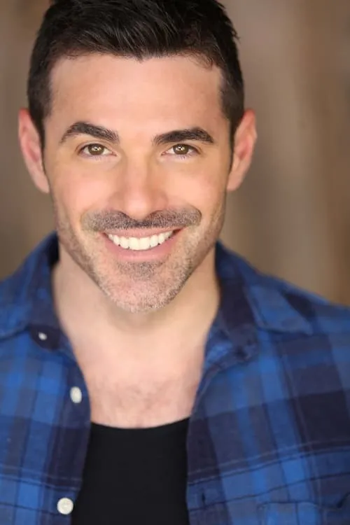 Josh Server interpretando a Josh