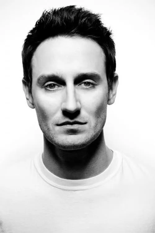 Josh Stewart interpretando a Casey Blackburn