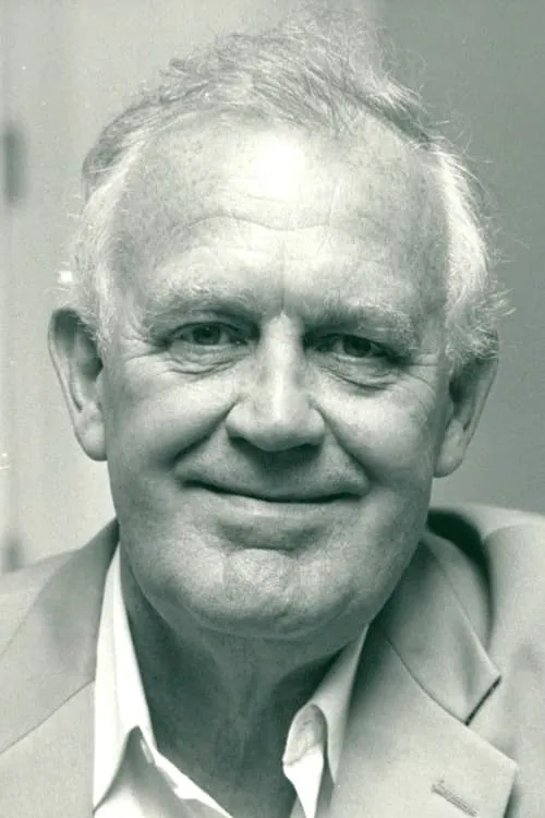 Joss Ackland interpretando a Alan Holly